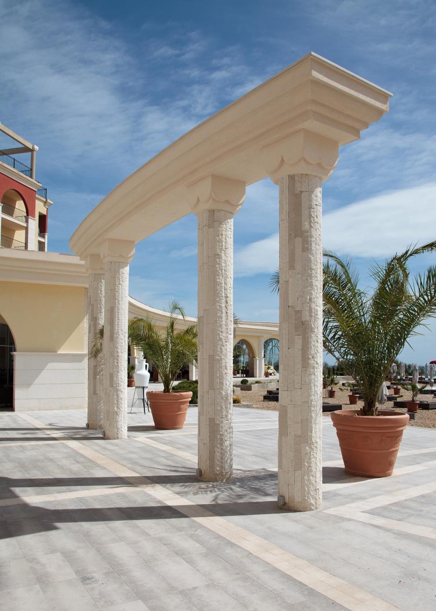 Lighthouse Golf & Spa Hotel Balchik Exterior foto Columns made of limestone
