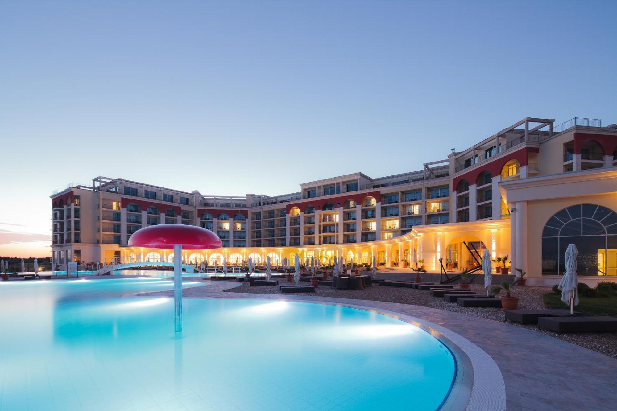 Lighthouse Golf & Spa Hotel Balchik Exterior foto The hotel at sunset