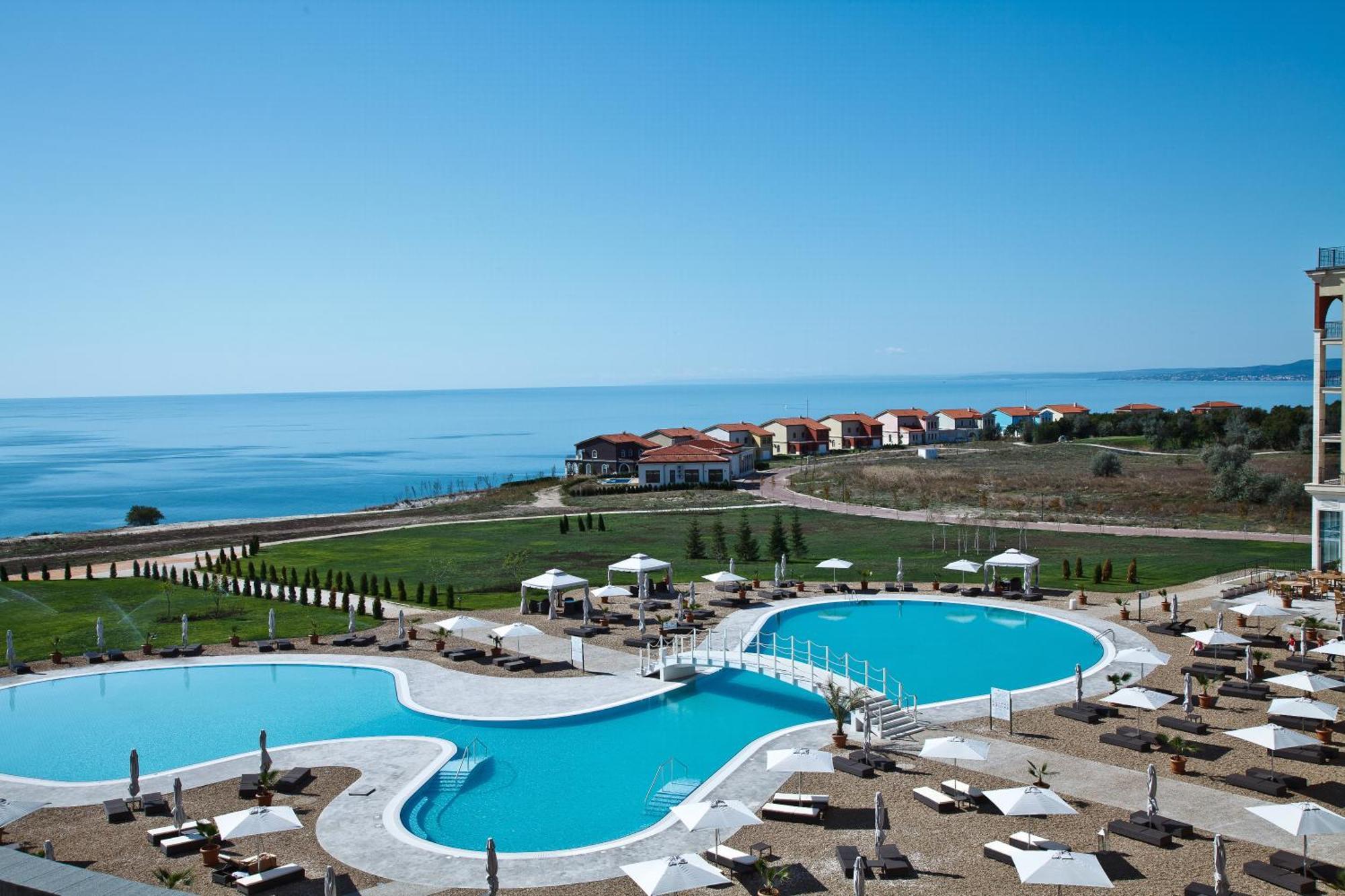 Lighthouse Golf & Spa Hotel Balchik Exterior foto View of the complex