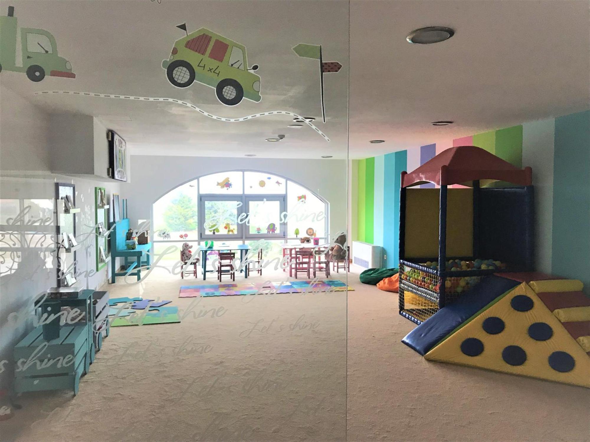 Lighthouse Golf & Spa Hotel Balchik Exterior foto The interior of a typical nursery