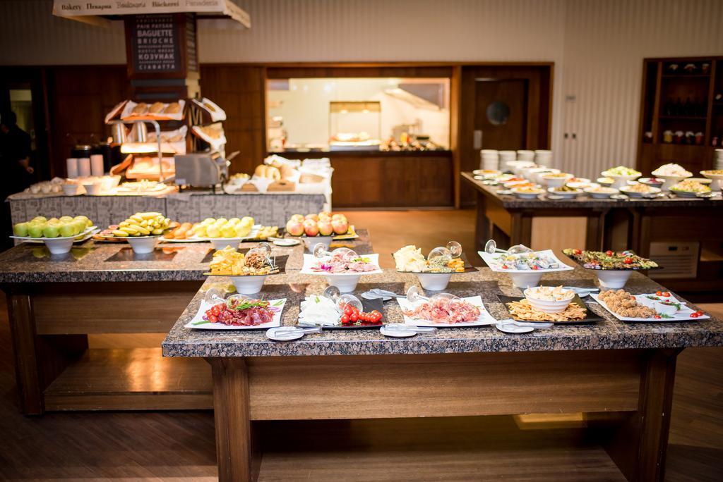 Lighthouse Golf & Spa Hotel Balchik Exterior foto A buffet at a hotel