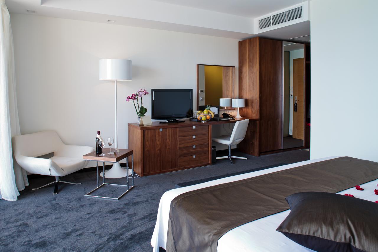 Lighthouse Golf & Spa Hotel Balchik Exterior foto A room at the hotel