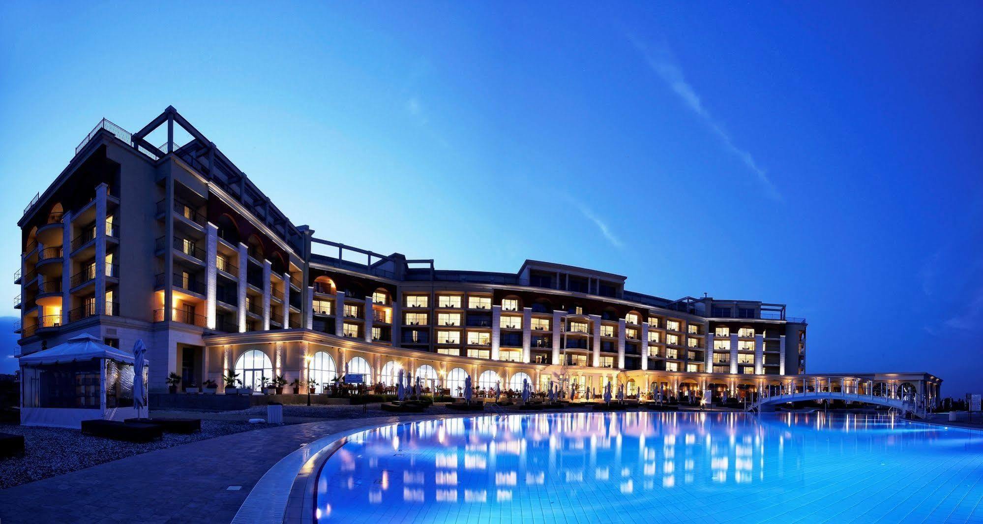 Lighthouse Golf & Spa Hotel Balchik Exterior foto The hotel at night